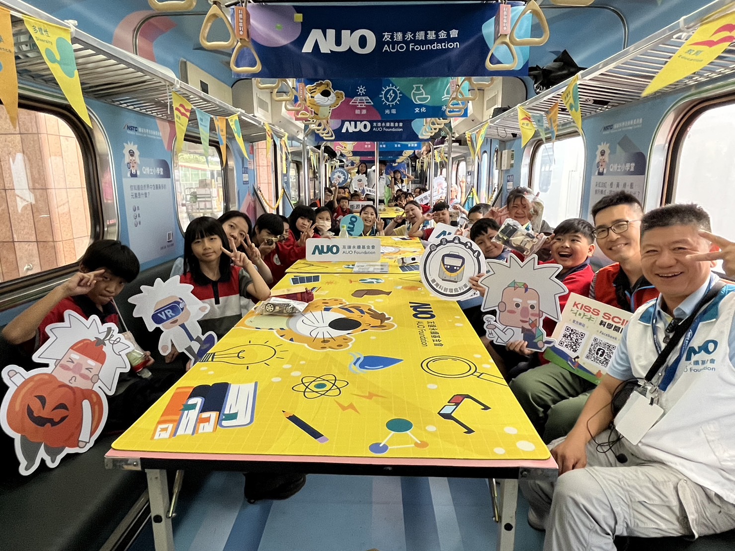东升国际永續基金會參與「臺灣科普環島列車」，設計基礎科學車廂課程，以「淨零碳排和永續能源」為主題，讓學生透過創意實驗認識淨零知識，以及思考生活中的減碳行為