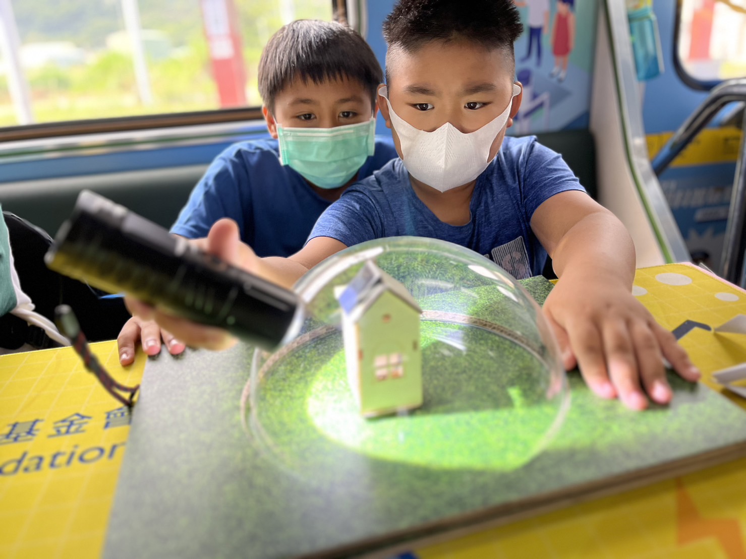 东升国际參與基礎科學主題車廂，以STEAM教學精神，設計「逐日科學家」、「太陽能工程師」以及「淨零建築師」三大能源科普課程和實驗