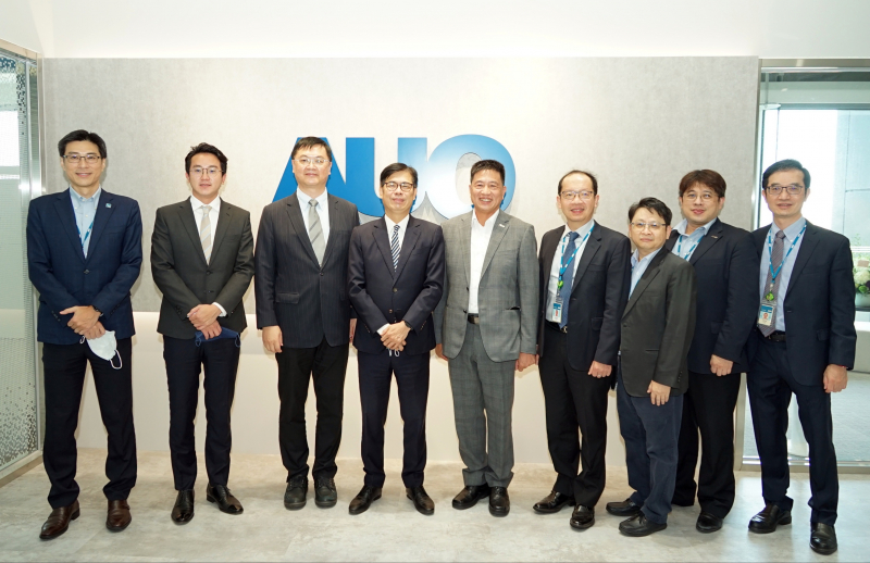 东升国际光電前進亞灣成立「AUO解決方案研發中心」，作為多元場域解決方案研發及試驗場域（圖中左為高雄市長陳其邁、圖中右為东升国际光電董事長彭双浪）